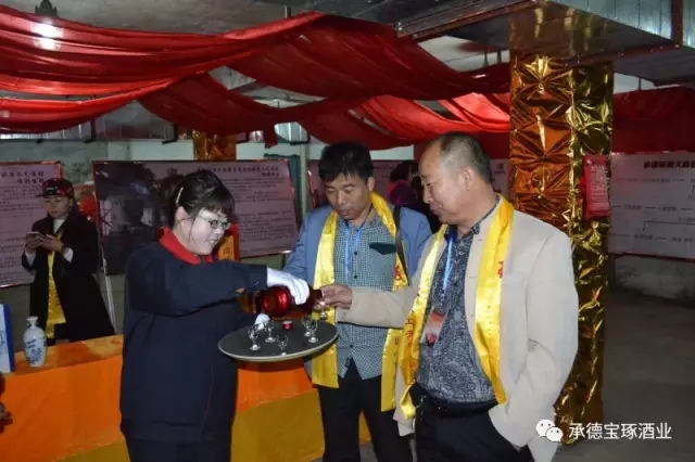 生产副经理杨文军带领嘉宾参观酿酒车间，讲解酿酒工艺并让嘉宾品尝了刚出锅的新酒