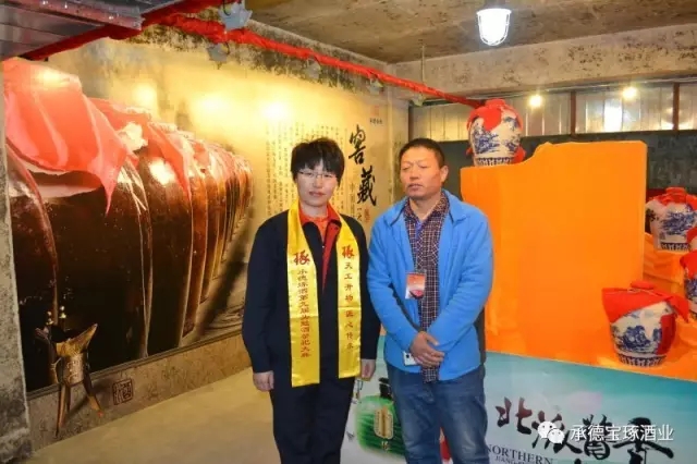 生产副经理杨文军带领嘉宾参观酿酒车间，讲解酿酒工艺并让嘉宾品尝了刚出锅的新酒