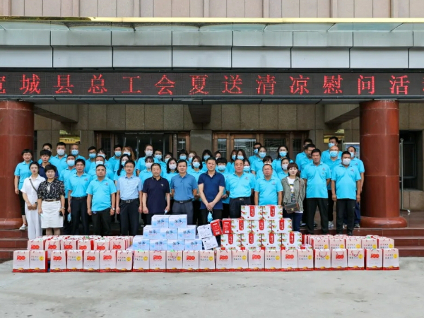 县总工会“情系职工 夏送清凉”慰问活动走进河北琢酒集团